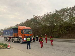 欽州運(yùn)營(yíng)公司聯(lián)勤聯(lián)動(dòng)警路部門(mén) 筑牢入口貨運(yùn)車(chē)輛稱(chēng)重檢測(cè)防線